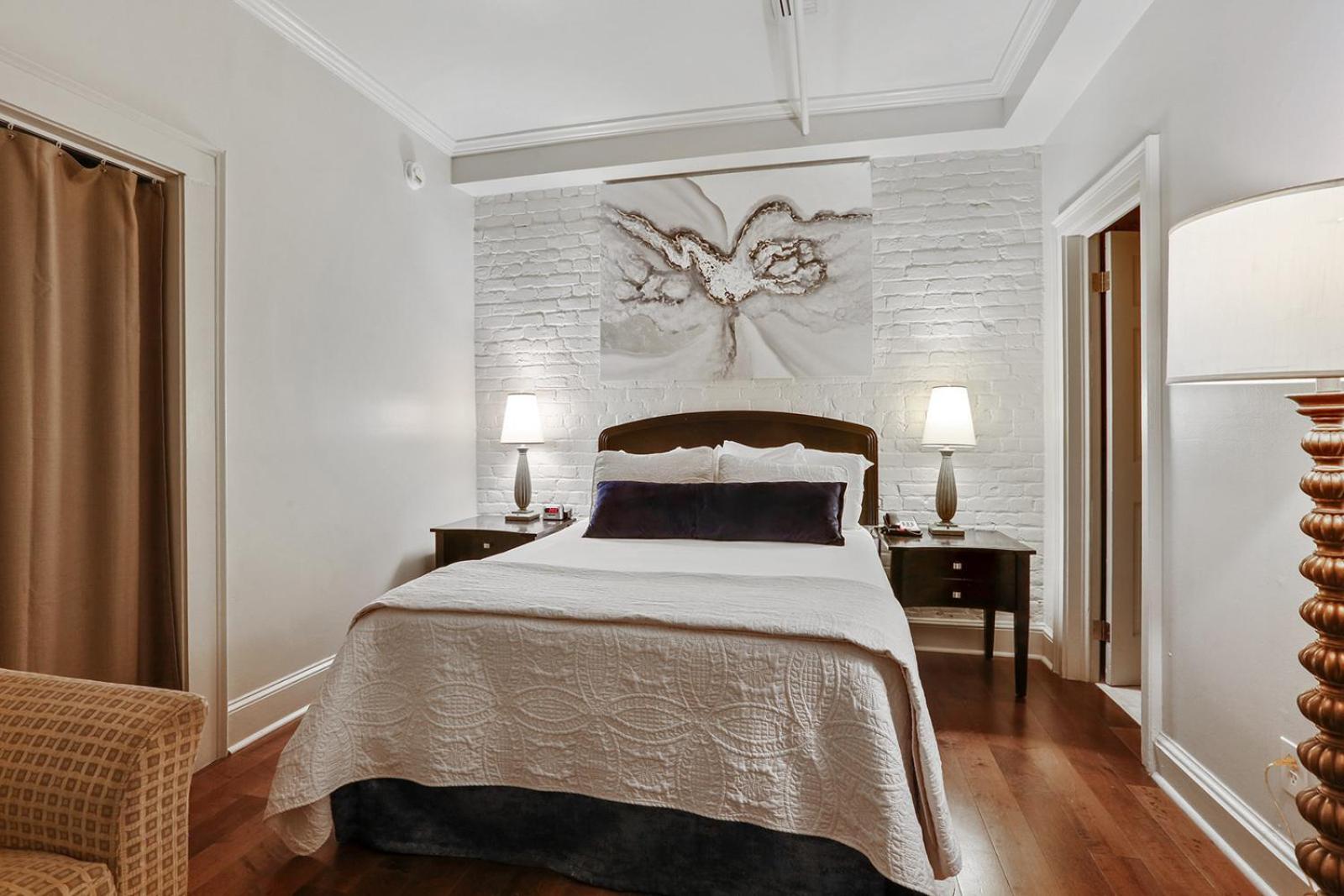 Intimate Queen Bed No Window